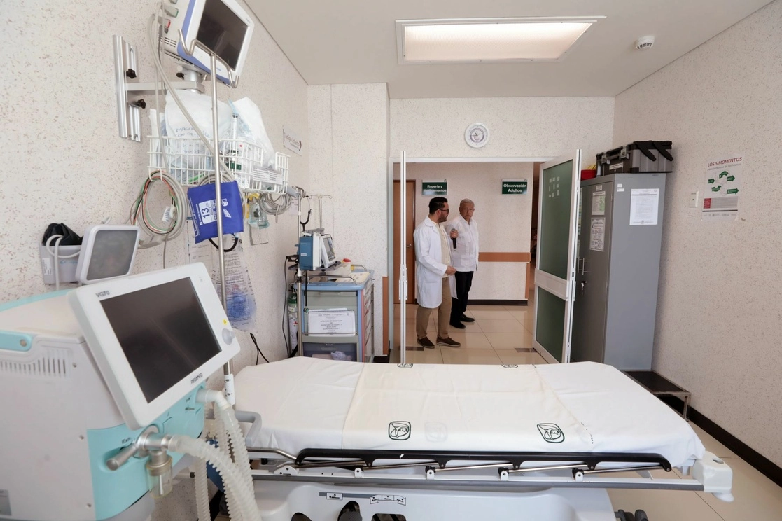 El presidente López Obrador supervisa el Hospital Materno Infantil de  Colima, como parte del plan de salud IMSS Bienestar, a inicios de agosto. Foto Cuartoscuro 