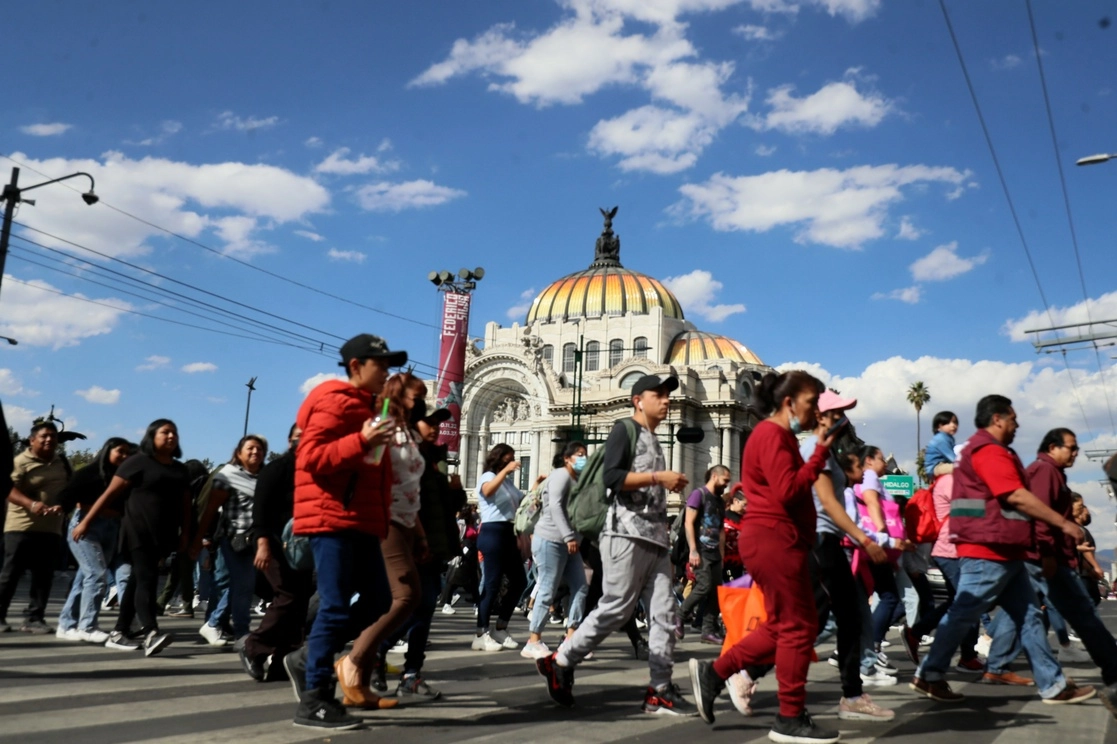 Vida cotidiana en el Centro Histórico de la CDMX. Personas cruzan a frente al Palacio de Bellas Artes. Foto Roberto García Ortiz 
