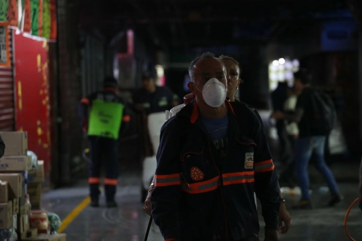 Personal de limpia en la Central de Abastos este 20 de marzo de 2020. Foto Yazmín Ortega