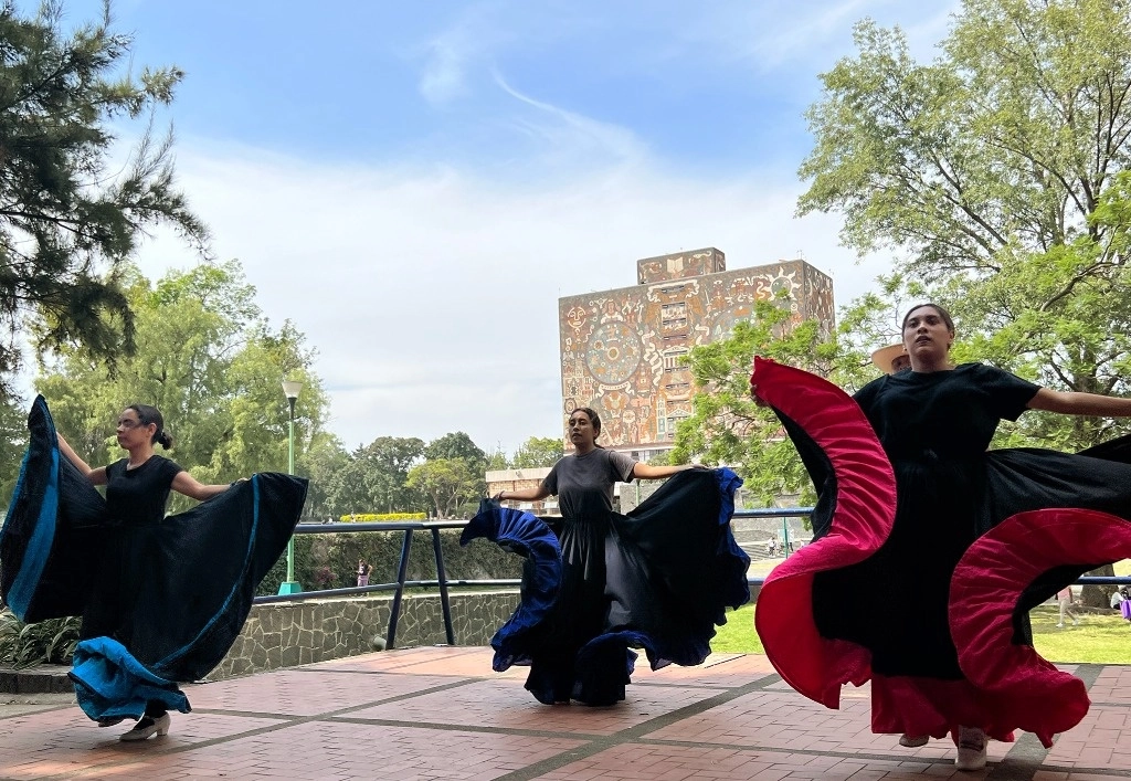Uno de sus objetivos es fomentar la formación de excelencia de los estudiantes mediante criterios de equidad, inclusión, pluralidad, excelencia, identidad cultural, interculturalidad, entre otros. En la imagen, bailarinas ensayan frente a la Biblioteca Central en Ciudad Universitaria. Foto Roberto García Ortiz / Archivo
