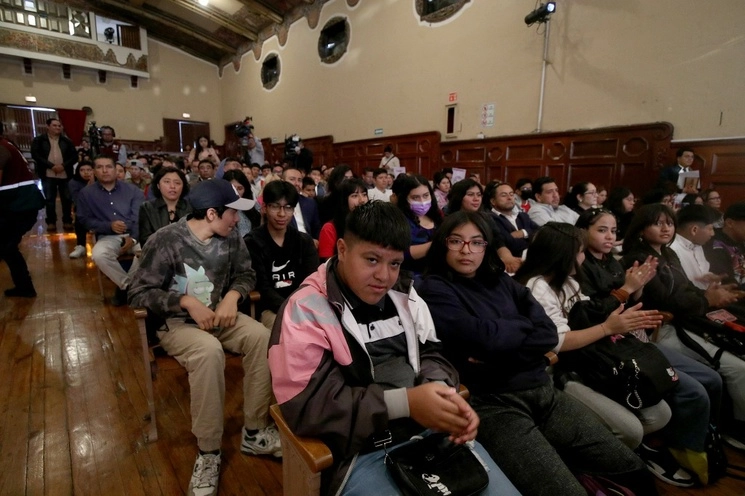 Alumnos de bachillerato en la CDMX. Foto María Luisa Severiano