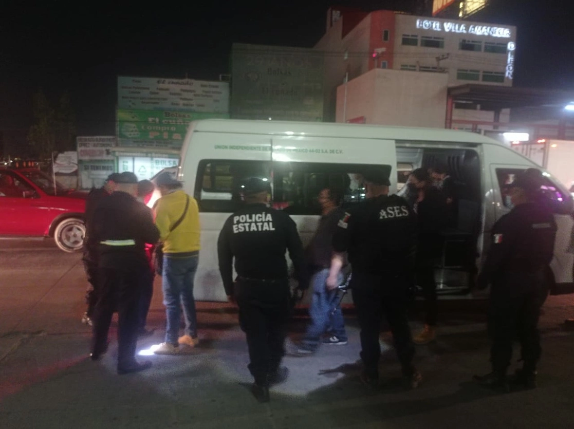 Policías de Edomex realizan revisiones al transporte público. Foto tomada del Twitter de @EstatalEdomex / Archivo