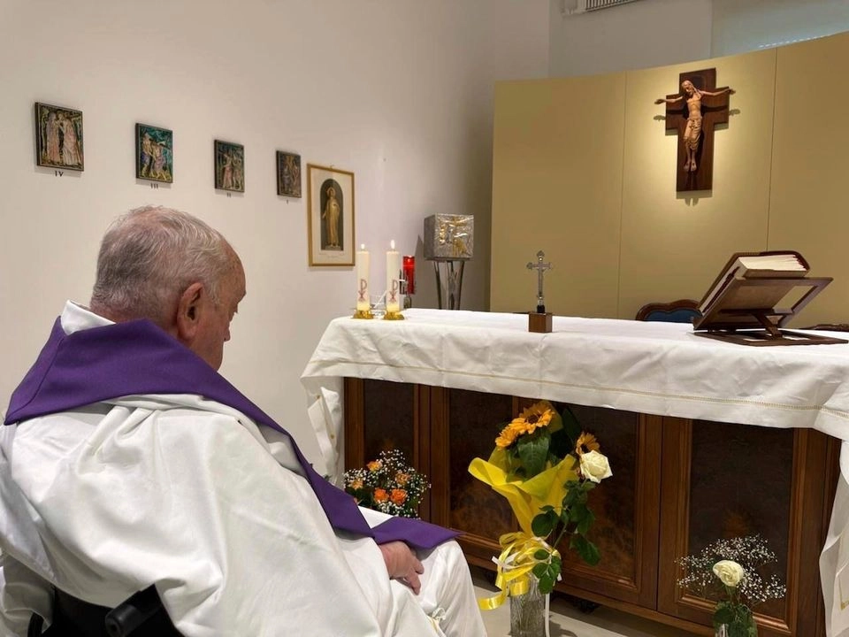  Es la primera fotografía del Papa desde su hospitalización, el pasado 14 de febrero. Foto Sala de prensa del Vaticano vía