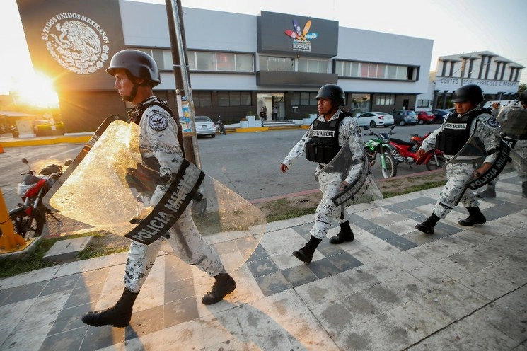 Elementos de la Guardia Nacional en labores de patrullaje y vigilancia en el cause del río Suchiate. Foto Víctor Camacho / archivo