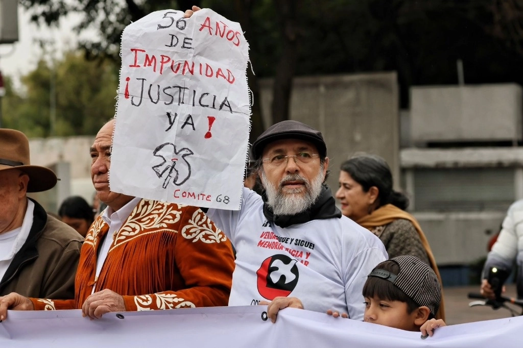  familiares e integrantes del movimiento del 68,  conmemoraron el 56 aniversario de la matanza de Tlatelolco en la Estela ubicada en la Plaza de las Tres Culturas, el 2 de octubre de 2024. Foto Marco Peláez