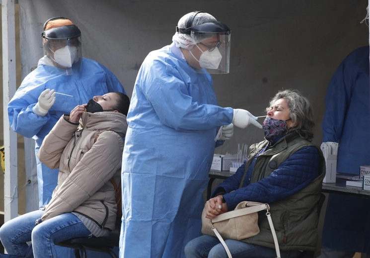 Personal de salud realiza pruebas de covid en un Macrokiosko instalado en la CDMX en imagen de archivo. Foto Cristina Rodríguez