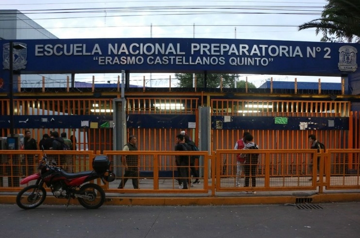 Aspecto externo de la Preparatoria 2 "Erasmo Castellano Quinto", de la UNAM. 