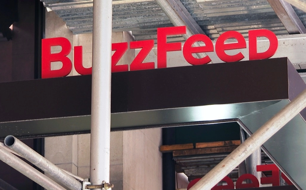 La publicación digital BuzzFeed News, símbolo de la nueva prensa en internet, cerrará en el marco de un plan de ajustes, anunció el director de la empresa BuzzFeed, Jonah Peretti. En la imagen, la sede en NY. Foto Ap / Archivo