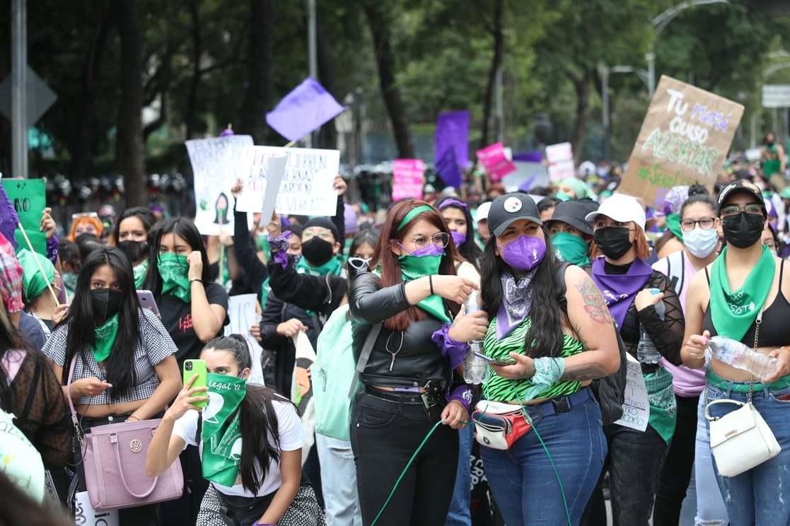 Mujeres realizaron una marcha en el marco del Día Internacional por la despenalización del Aborto, durante que las que portaron el pañuelo verde, usado como símbolo de la exigencia al acceso a un aborto legal, seguro y gratuito, el 28 de septiembre de 2021. Foto María Luisa Severiano