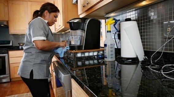 Persona trabajadora del hogar en imagen de archivo. Foto Especial