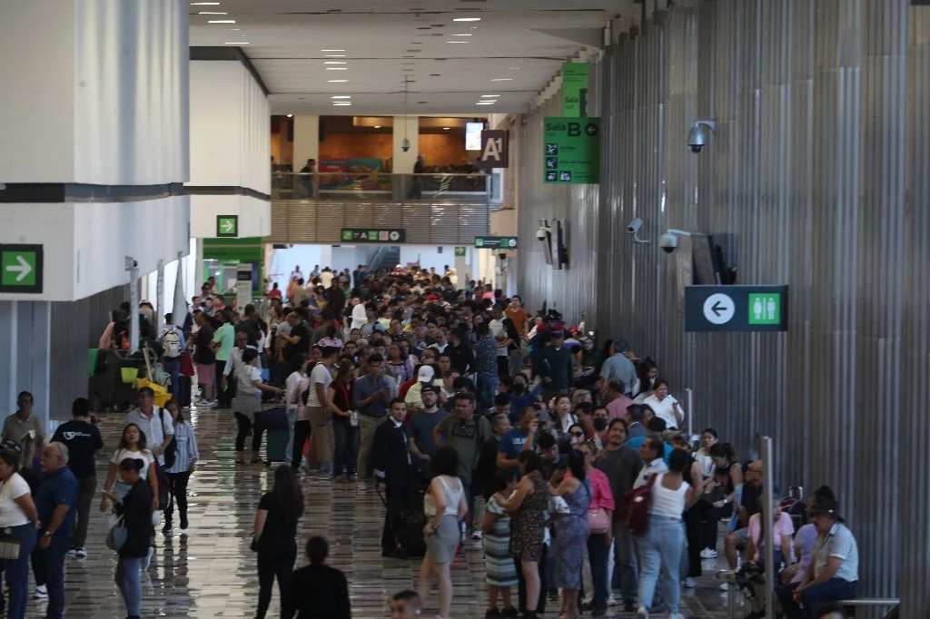 Dinámica cotidiana en el Aeropuerto Internacional de la Ciudad de México. Foto Alfredo Domínguez / Archivo 