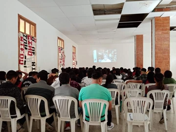 Jóvenes mexistas tomando clases presenciales en uno de los salones del viejo casco de Hacienda que por 80 años sirvió de sede a la Escuela Normal Luis Villareal. Foto Juan Ricardo Montoya