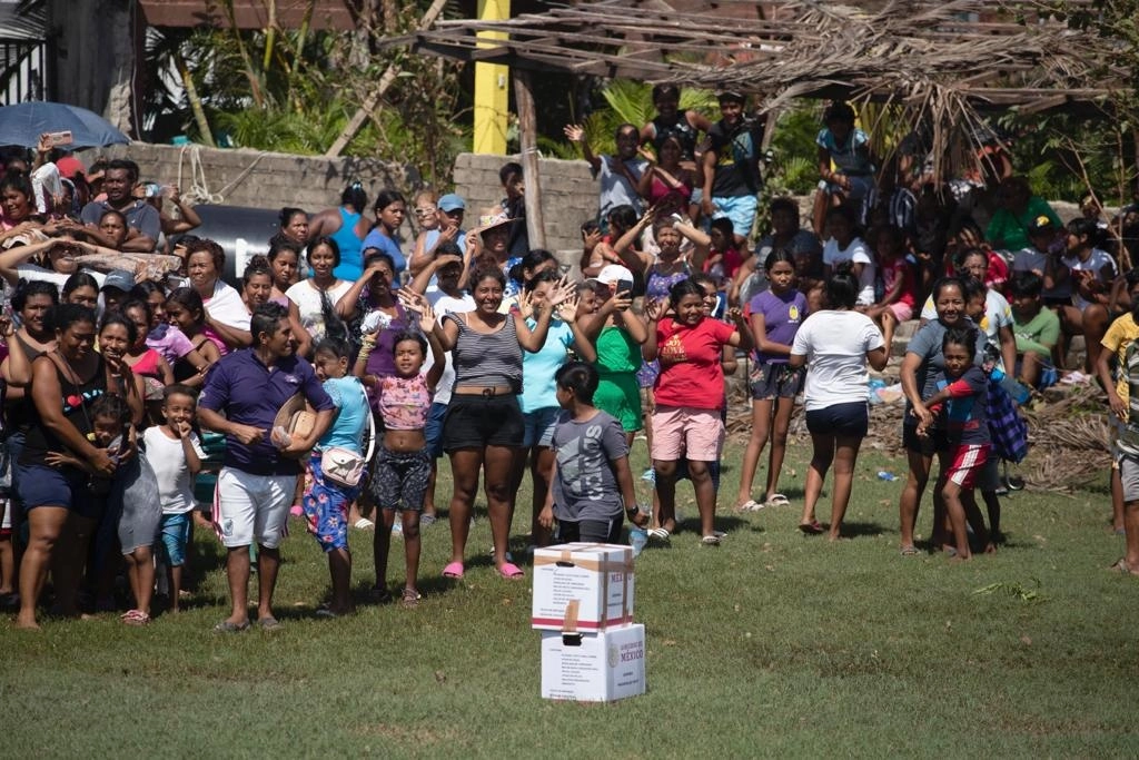Damnificados de Guerrero recibiendo ayuda por parte del personal de la Semar. Foto Alfredo Domínguez