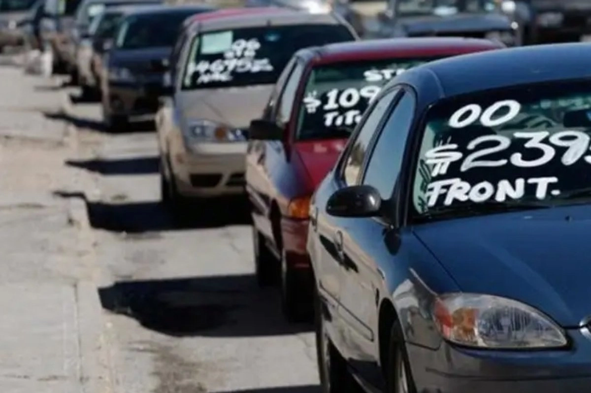 Venta de autos en la zona fronteriza del norte. Foto 