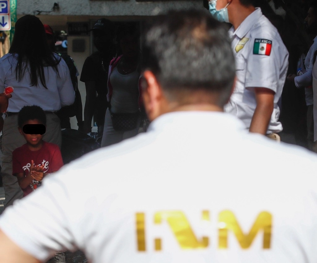 Agentes del INM durante el traslado de indocumentados que se encuentran en la plaza Giordano Bruno, en la Ciudad de México. Foto Víctor Camacho 