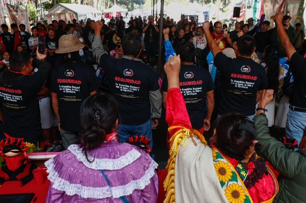 Integrantes de la comunidad indígena otomí que reside en la Ciudad de México, en imagen del 12 de octubre de 2024. Foto Víctor Camacho