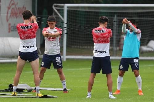 Jugadores de Chivas en entrenamiento antes de la contingencia sanitaria. Foto de Twitter @Chivas 