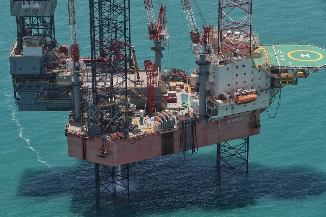 Plataformas petroleras en la sonda de Campeche. Foto Marco Peláez / Archivo