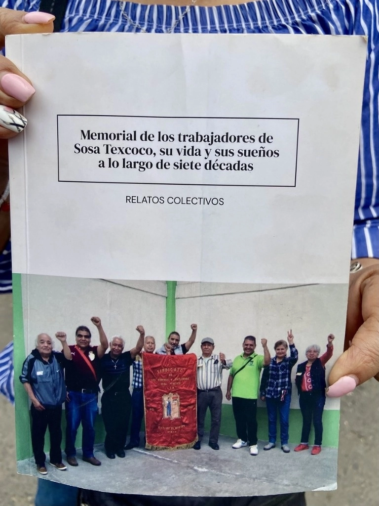 En el libro ‘Memorial de los trabajadores de Sosa Texcoco, su vida y sus sueños a lo largo de siete décadas’, se relata la lucha de los ex empleados de la  fábrica. Foto Javier Salinas