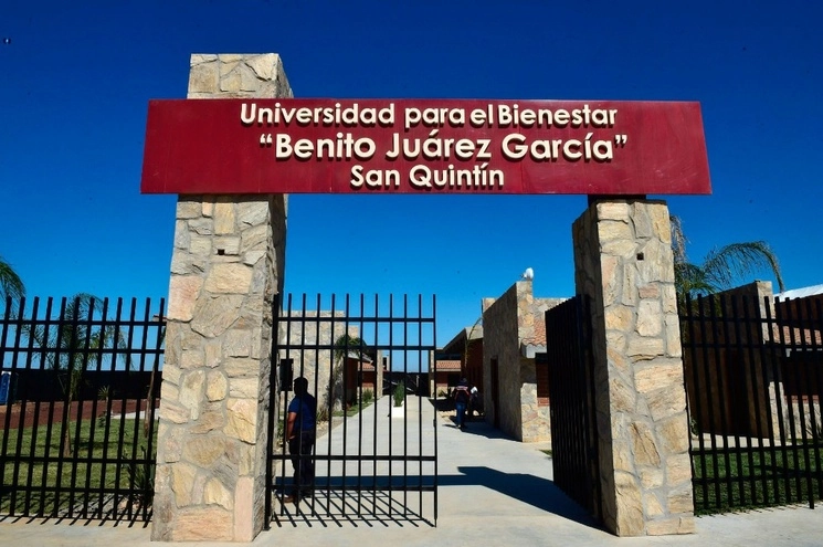 Acceso principal a la Universidad para el Bienestar ‘Benito Juárez García’, sede San Quintín, Baja California. Foto Cuartoscuro / Archivo 