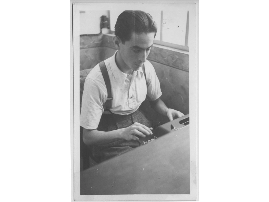 En una imagen de 1941, Efraín Huerta en uno de los periódicos ubicados en el Centro Histórico de la capital mexicana. Foto cortesía de la familia Huerta 