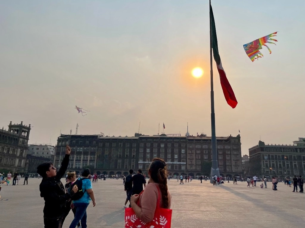 Un grupo de niños vuela papalotes en el Zócalo de la Ciudad de México. Foto Roberto García Ortiz / archivo