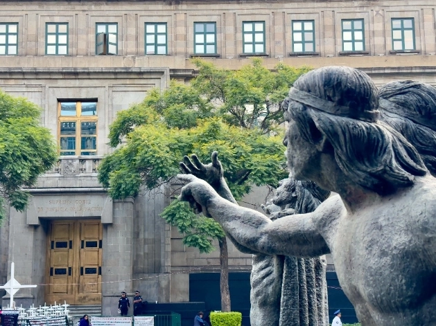 Aspectos de la fachada de la Suprema Corte de Justicia de la Nación. Foto Roberto García / Archivo