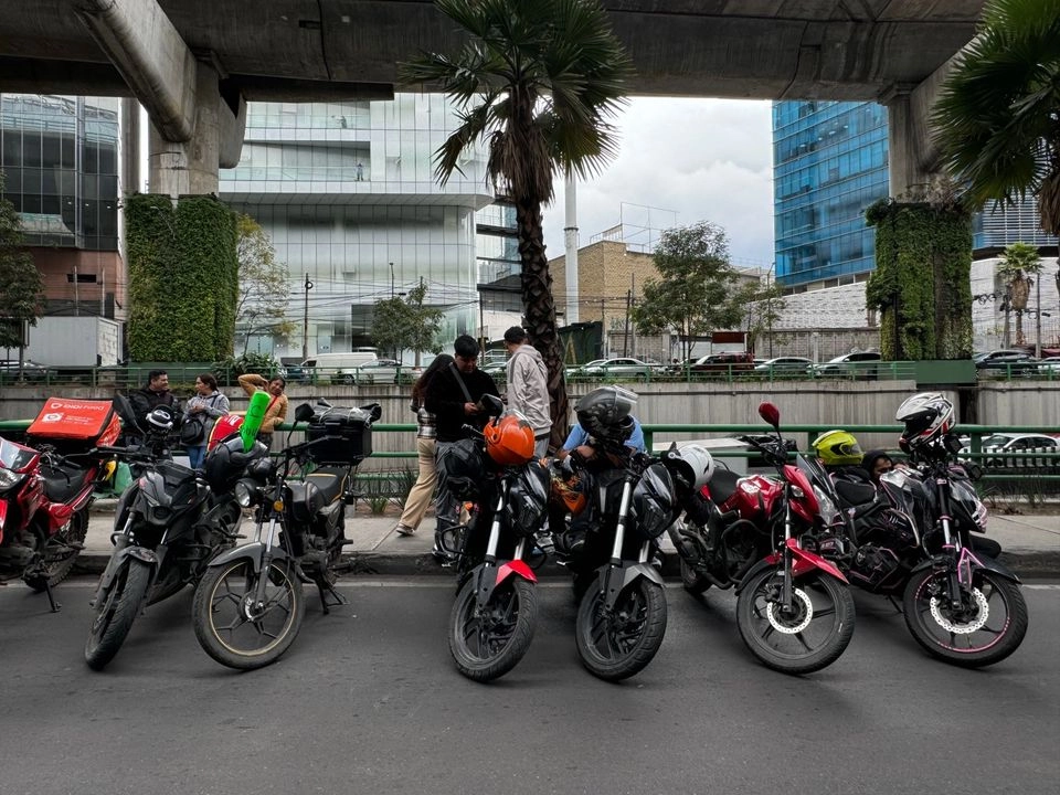 Unidades de repartidores estacionadas al exterior de la STPS durante una protesta contra la entrada en vigor de la reforma legal para plataformas digitales, en la Ciudad de México, realizada la semana pasada. 