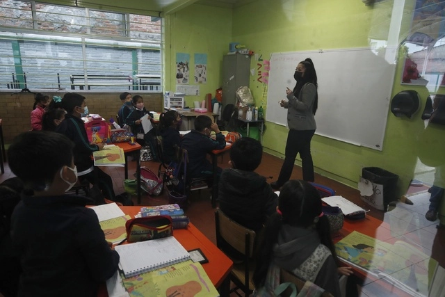 Una profesora da una clase en una escuela de la CDMX. Foto Cristina Rodríguez
