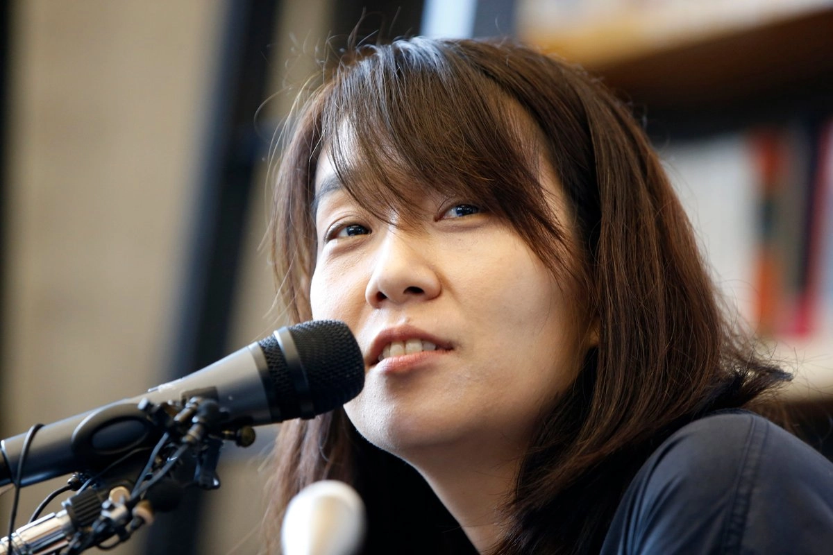 La autora surcoreana Han Kang habla con los medios durante una conferencia de prensa en Seúl, Corea del Sur, el 24 de mayo de 2016.