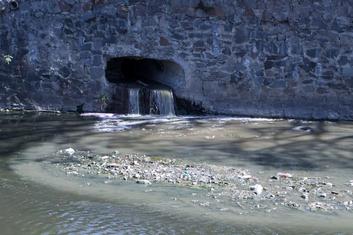 Aspecto del río Zahuapan, en Tlaxcala, el cual forma parte de la cuenca alta del río Atoyac, cauce que pasa por 22 municipios de Puebla y es de los más contaminados. Foto 