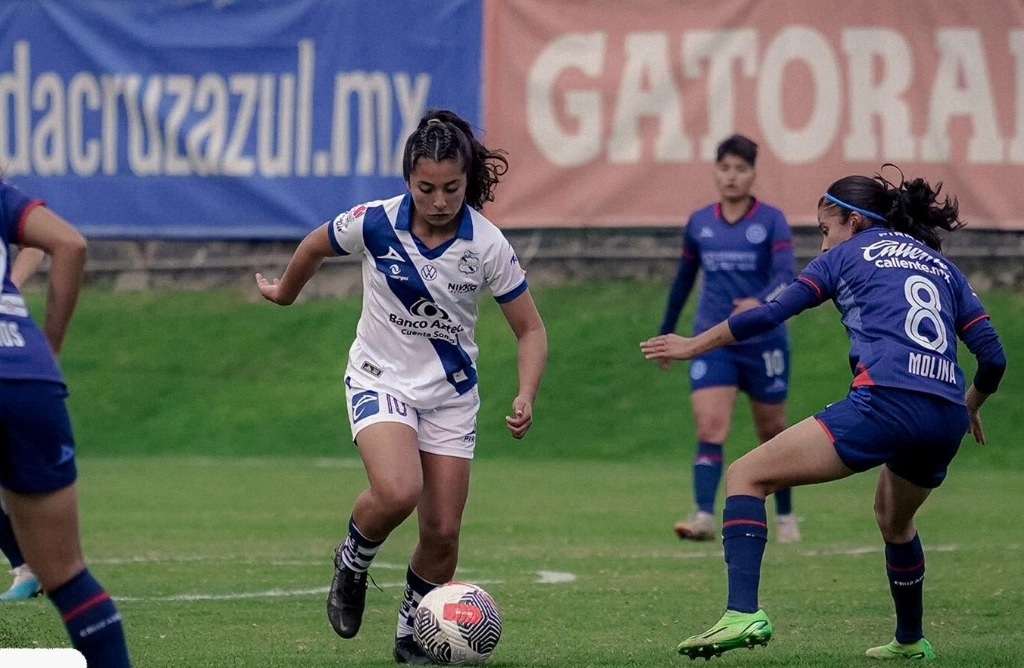 Las jugadoras del Puebla Femenil lograron imponerse ante las del Cruz Azul. Foto @LigaBBVAFemenil