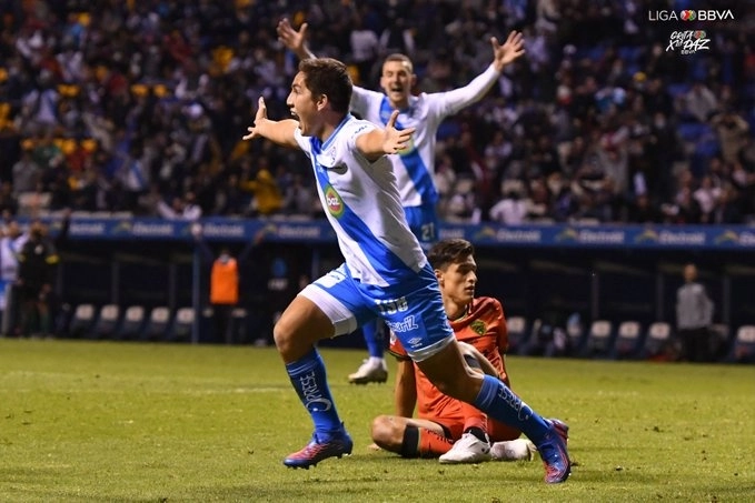 El jugador del Puebla, Alberto Herrera (c) festeja su anotación durante el encuentro. Foto Liga MX 