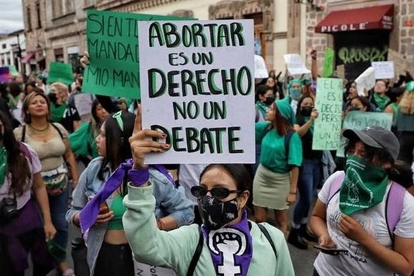 A través de redes sociales, diferentes colectivos se han mostrado a favor y en contra de la resolución del Congreso sobre el aborto en Puebla. Foto Tomada de X @ZatarainLeal