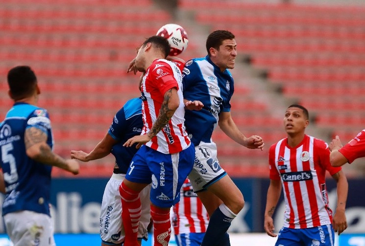 Una de las jugadas del encuentro. Foto Jam Media