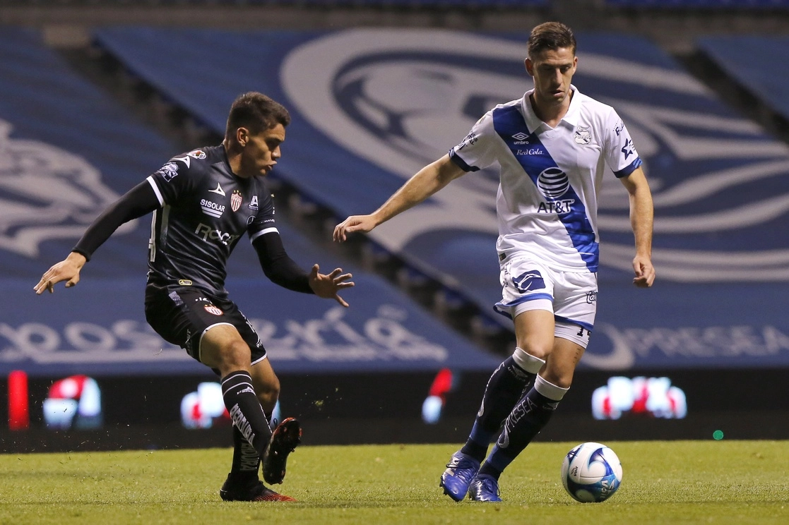 Una de las jugadas del encuentro. Foto Jam Media