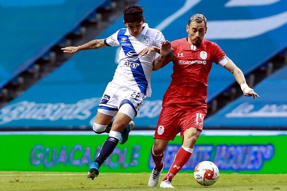 Omar Fernandez (izq) del Puebla y Rubens Sambueza (der) del Toluca disputan la esférica durante el encuentro. Foto Jam Media
