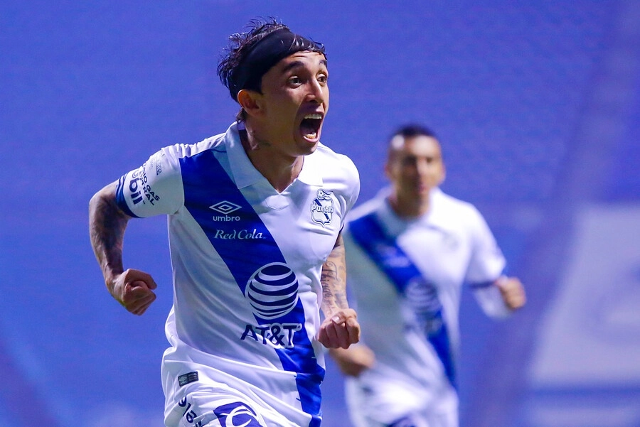 El jugador del Puebla, Omar Fernández festeja su anotación durante el encuentro. Foto Jam Media