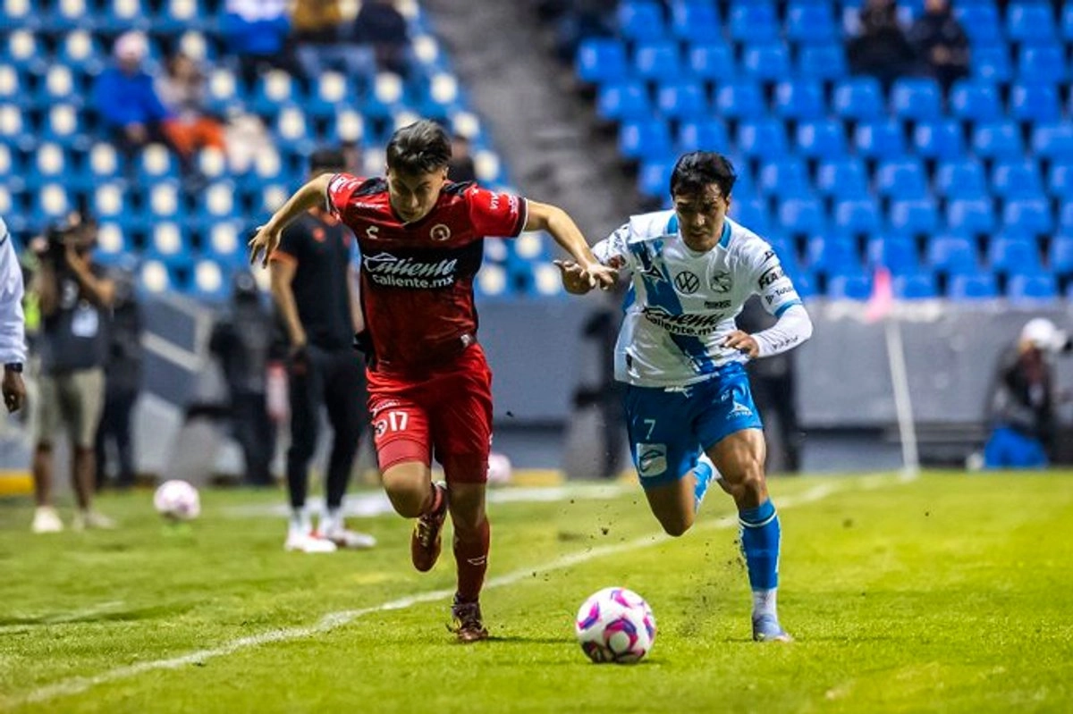 Una de las jugadas del encuentro deportivo. Foto