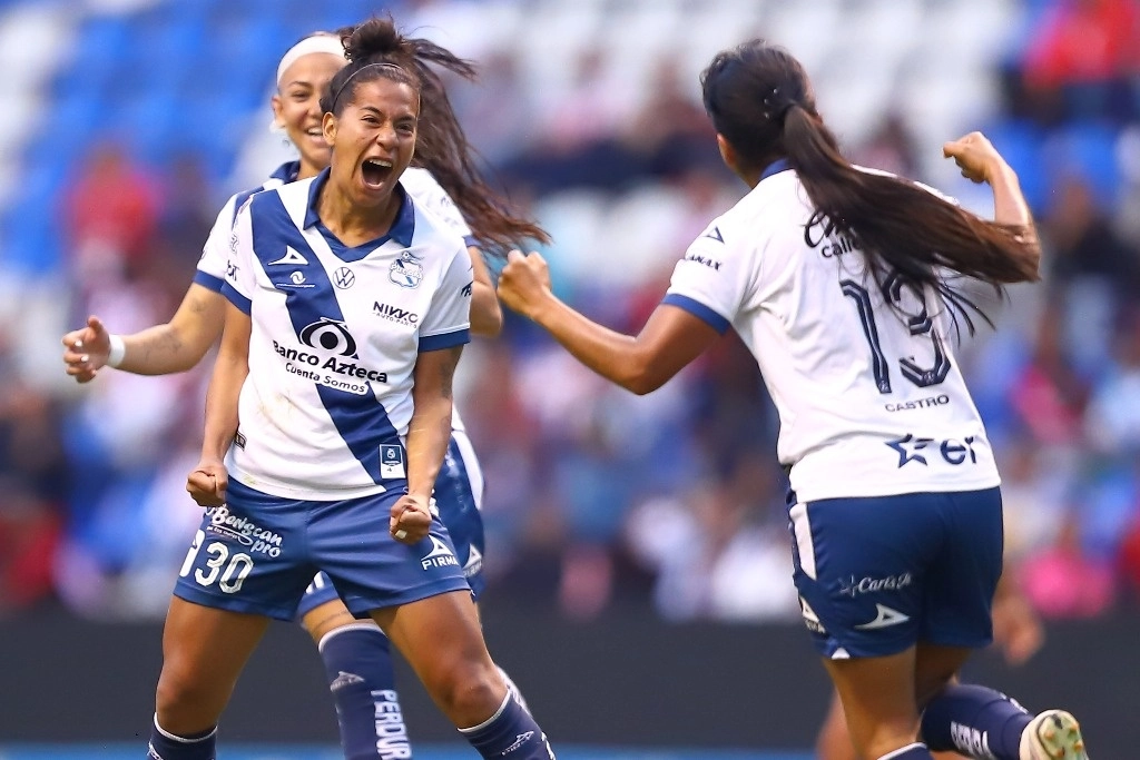 Tanto el buen paso de las poblanas como la participación de Chivas provocó que el estadio Cuauhtémoc recibiera un mayor número habitual de aficionados. Foto tomada de X @LigaBBVAFemenil
