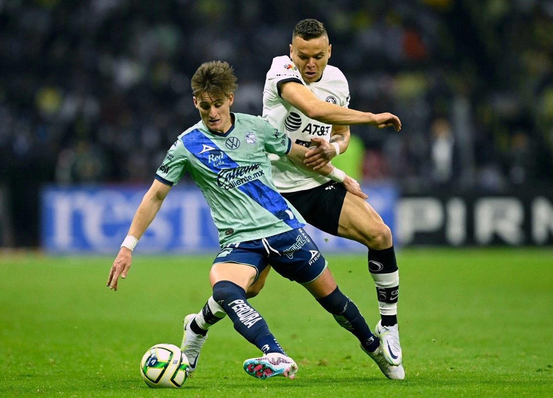 Jonathan Rodríguez del América y Facundo Waller del Puebla en una de las jugadas del encuentro. Foto Afp