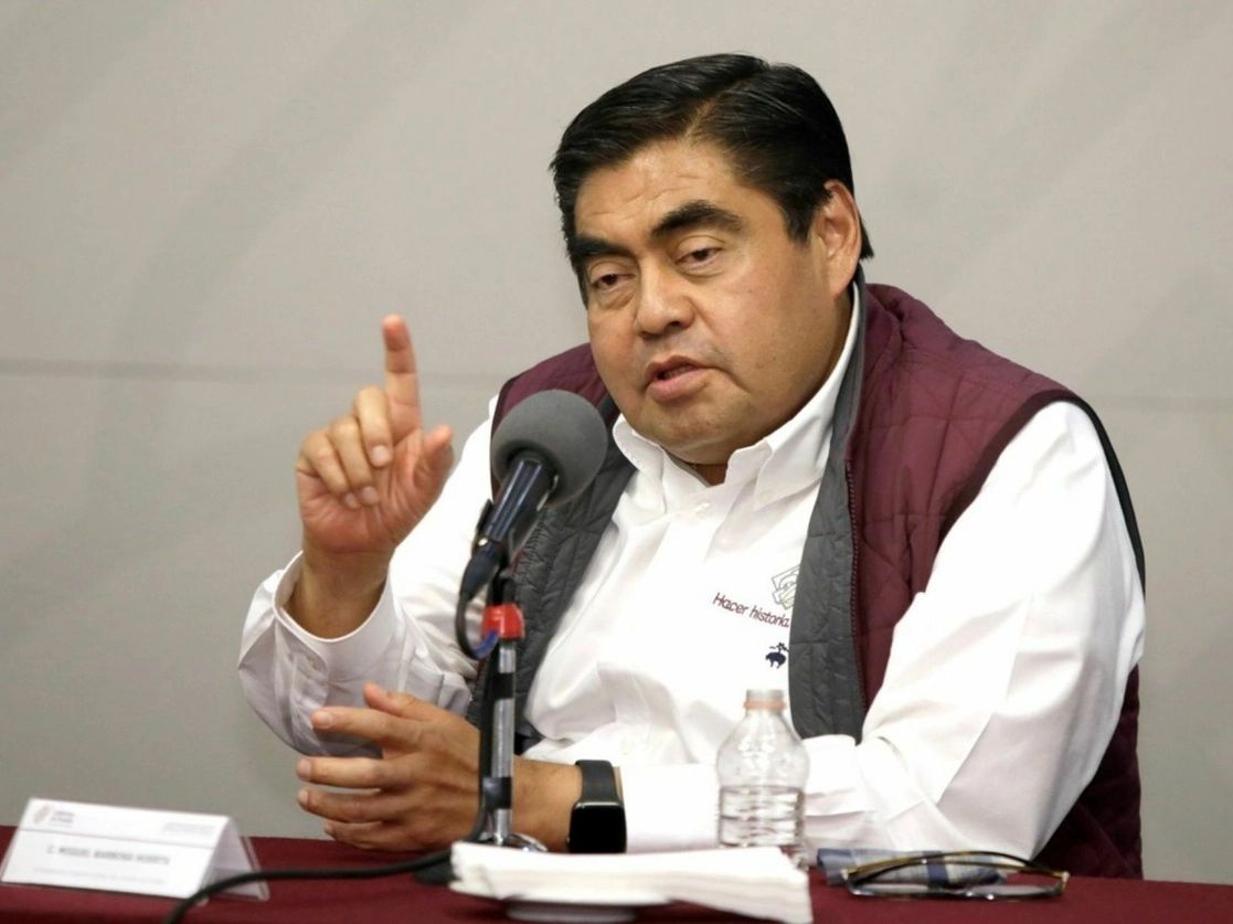 Luis Miguel Barbosa, gobernador de Puebla, dijo que se tienen que revisar las autorizaciones de reapertura y las medidas implementadas, como los aforos permitidos en los comercios. Foto Cuartoscuro / Archivo
