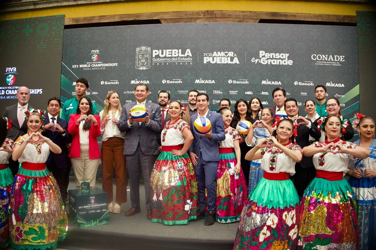 El director de la Conade Rommel Pacheco y el gobernador de Puebla, Alejandro Armenta, presentaron  el Campeonato Mundial Sub-21 de Voleibol de Playa  a celebrarse en dicha entidad. Foto 