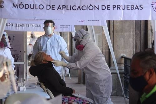 Por la temporada invernal, personal de la Secretaría de Salud de Morelos instaló ayer un módulo en los corredores del palacio de gobierno, en Cuernavaca, para aplicar pruebas gratuitas a personas que presenten síntomas de Covid-19. Foto Rubicela Morelos