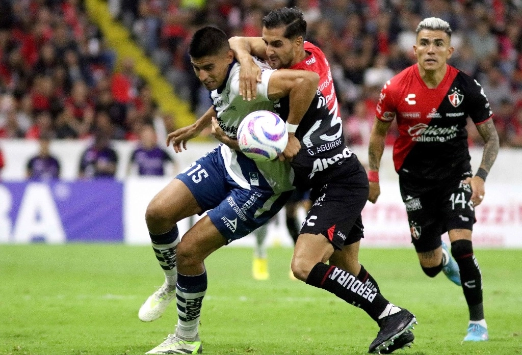 Bryan Garnica (d) de Atlas lucha por el balón con Guillermo Martínez de Puebla durante el torneo de fútbol apertura entre Atlas y Puebla en el Estadio Jalisco en Guadalajara. Foto Afp