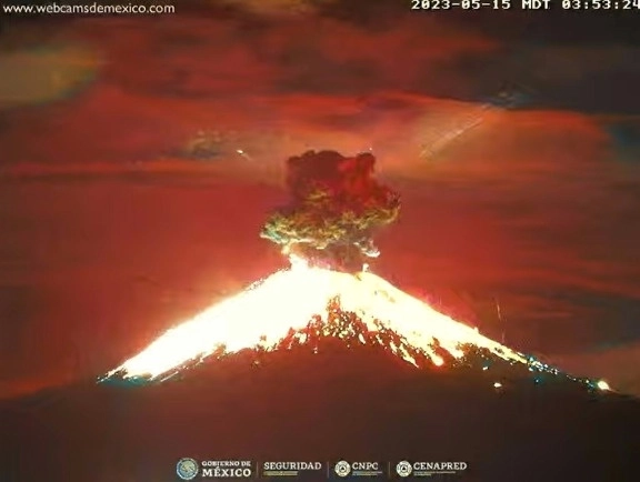 Entre martes y miércoles se documentaron mediante 155 exhalaciones acompañadas de vapor de agua, gases volcánicos y ceniza provenientes del volcán, de acuerdo a un reporte del Centro Nacionala para Prevención de Desastres (Cenapred). Foto tomada de Twitter @webcamsdemexico.