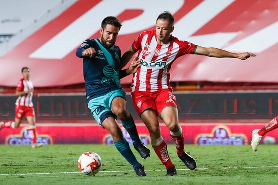 Los jugadores Pablo Gonzalez del Puebla (izq) y Julio González (der) del Necaxa disputan la esférica durante el encuentro. Foto Jam Media