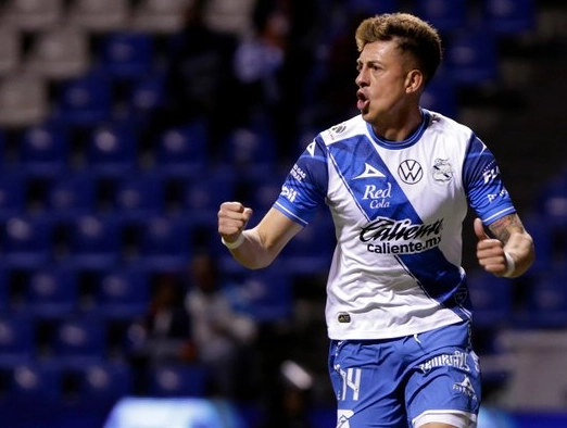 El jugador del Puebla, Pablo Parra festeja su anotación durante el encuentro. Foto Liga MX