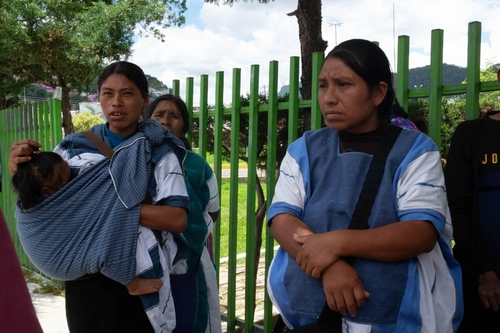 Integrantes de la organización Pueblo Creyente durante una denuncia pública en las inmediaciones del Palacio de Justicia de Los Altos de Chiapas. Foto Cuartoscuro / archivo