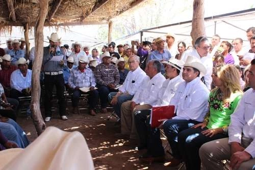 Reunión de los representantes de los pueblos yaquis con la gobernadora de Sonora, Claudia Pavlovich. Foto Cristina Gómez/ archivo